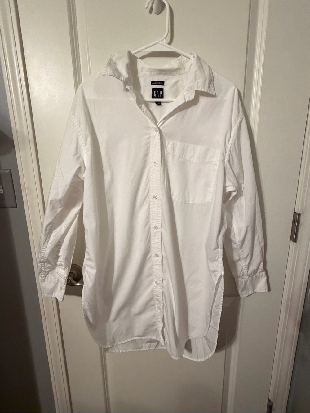 GAP White Long-Sleeve Button-Up Shirt